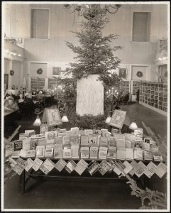 Boston Public Library, West End Branch - Christmas 1935. Placque and candlesticks loaned by Nardini's - Boston Licence CC BY-NC-ND.